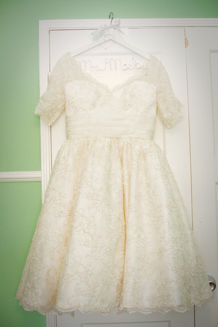 Brandy wore an ivory wedding dress with a lace overlay that had lace sleeves ending right above the elbow. The vintage-inspired dress had a ball-gown skirt and was designed by Dolly Couture.