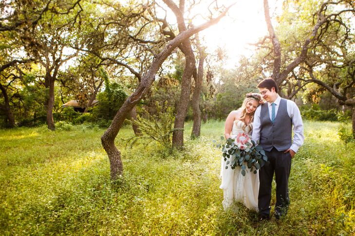 Mindy Dyke (25 and a client-care specialist at an animal hospital) and Marcus Brix (25 and a research analyst at CattleFax) planned a romantic, vintag