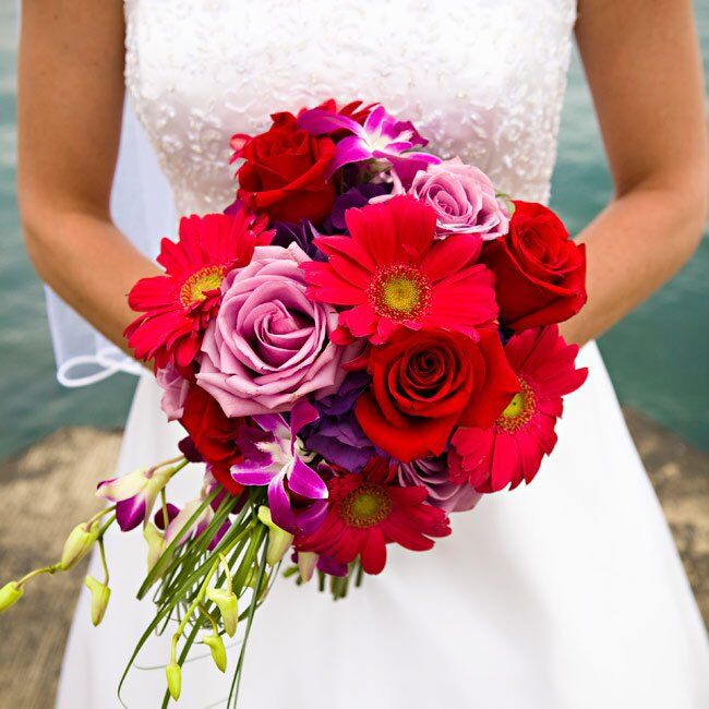 Ideal for a summer wedding, Carrie’s hand-tied bouquet contained a mix of daisies, roses, hydrangeas, and dendrobium orchids.