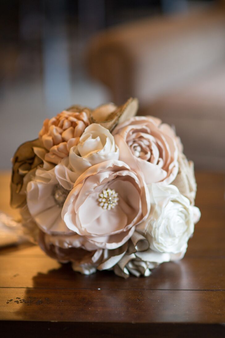 Melissa and Dustin tapped into their creative sides after deciding to give the wedding a personalized flair with DIY details, hand-making everything from the signs to the wedding arch and bouquets. In the months leading up to the wedding, Melissa scoured local thrift shops for fabric to transform into flowers for both the bouquets and the centerpieces.