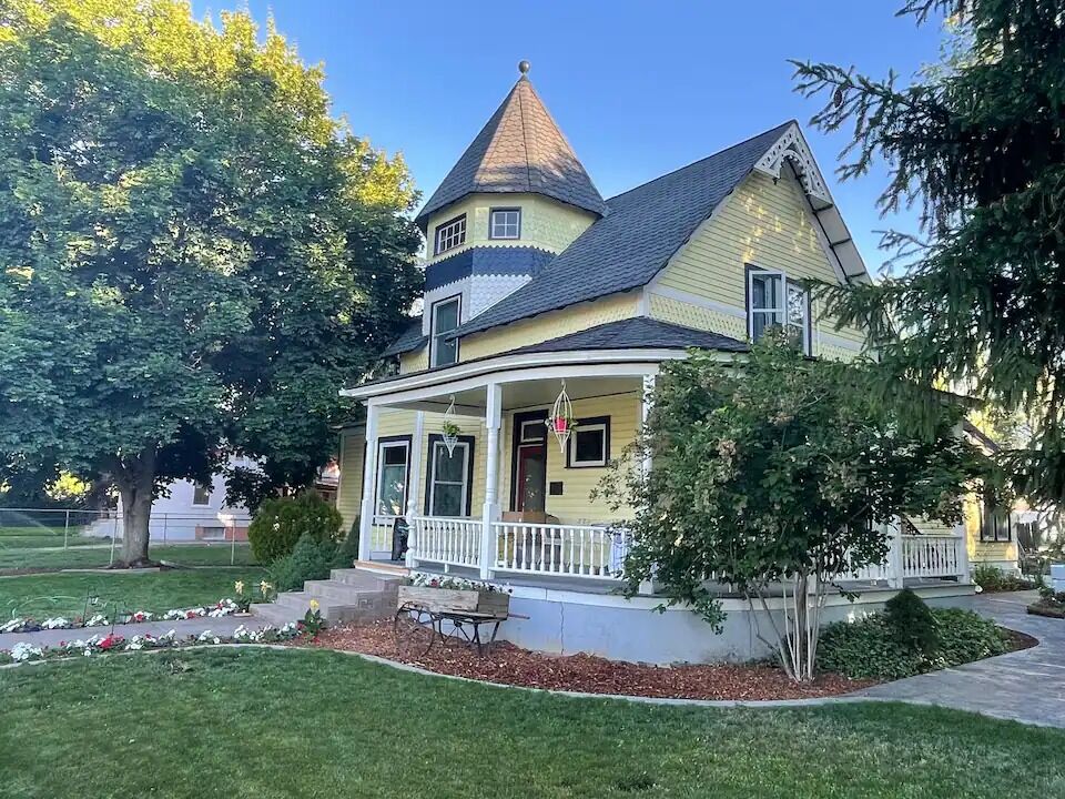Picture of Spectacular 1902 Queen Anne Victorian cottage