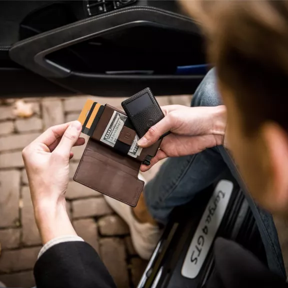 Leather smart wallet from Ekster for your 15th wedding anniversary