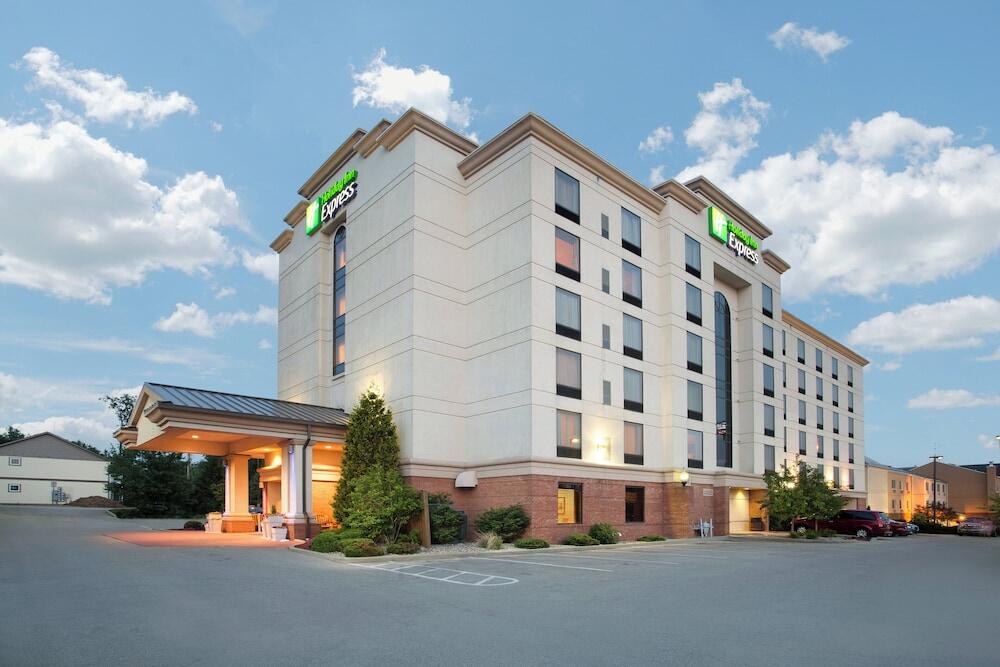 Picture of Holiday Inn Express & Suites Bloomington by IHG