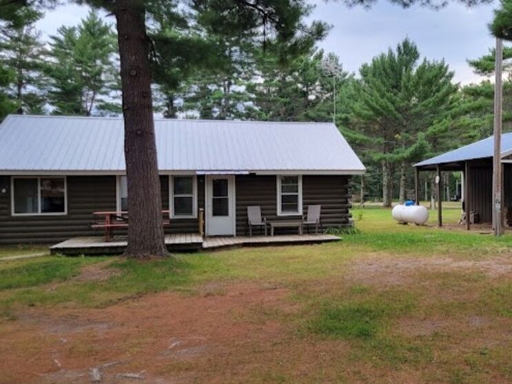 Picture of Arbutus Motel & Cabins