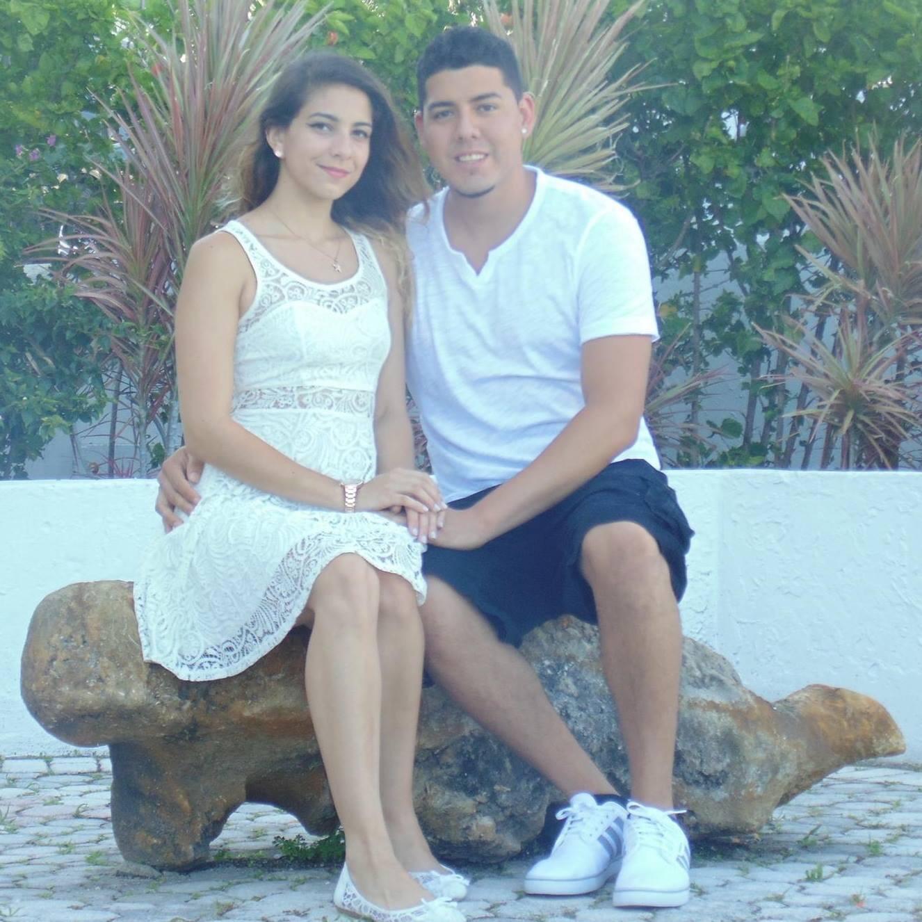 We stopped being long distance a year after us being together! ¡Dejamos de estar a distancia un año después de estar juntos!
