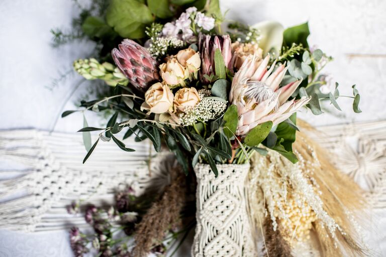 7 Gorgeous Wedding Bouquet Wrap Ideas