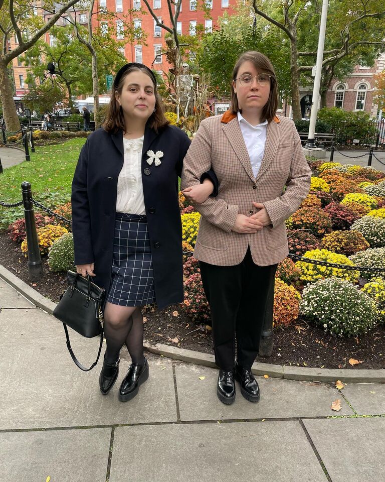 Beanie Feldstein and Bonnie Chance-Roberts as Blair and Chuck from Gossip Girl