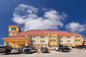 Picture of La Quinta Inn &  Suites by Wyndham Floresville