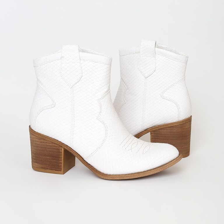 White boho-chic ankle boots with brown heels 