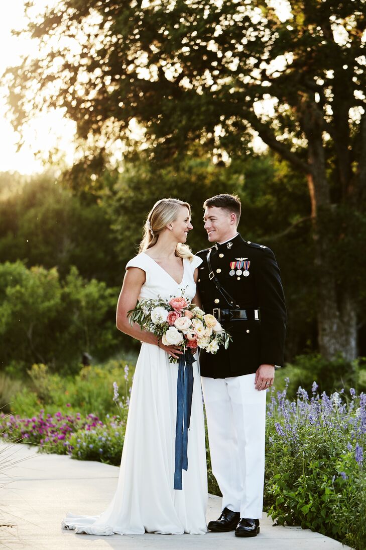 Jess Davidson (30 and a project manager) and Dan Zimlich’s (28 and a pilot in the US Marine Corps) wedding was romantic and elegant, embracing the nat