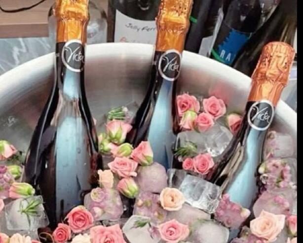 Picture of We’re swapping juice boxes for CHAMPAGNE🥂