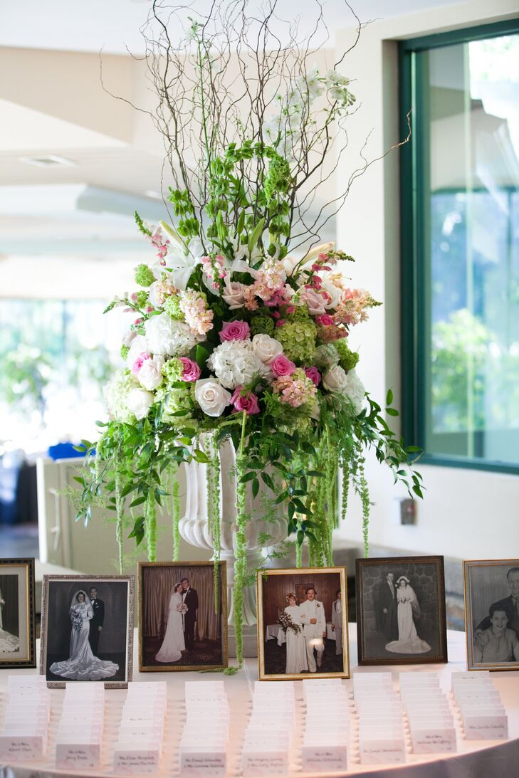 Lindsay and Mark displayed beautiful old wedding photos from their ancestors at their reception as decoration. The black and white photos were an extra romantic detail on the table with the escort cards.