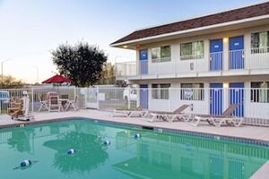 Picture of Motel 6 Portland East - Troutdale