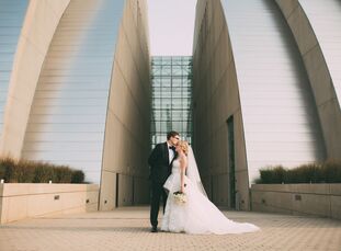 When it came to wedding design, Paige Kauffman (26 and works in marketing) and Chris Fellows (26 and a teacher) let the Kauffman Center for the Perfor