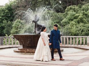 Priya Chatterjee (32 and a healthcare consultant) and Debmallo Shayon Ghosh (32 and a lawyer) honored both their family values and their Bengali herit
