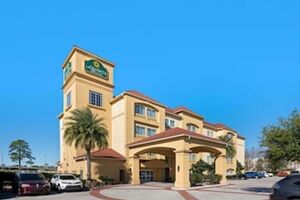Picture of La Quinta Inn & Suites by Wyndham Houston Bush Intl Airpt E
