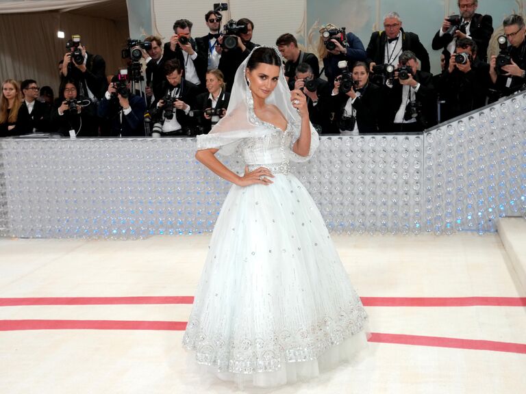 Satchel: Dua Lipa Wears Chanel Haute Couture By Karl Lagerfeld 1992 At The Met  Gala 2023 - The Evening's Co-Host Wore Claudia Schiffer's Bridal Gown With  A Tiffany Diamond - Gorgeous