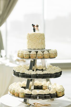 Single-Tier Cake with Cupcakes