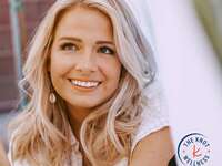 Entrepreneur Ariana Frayer with diabetes monitor