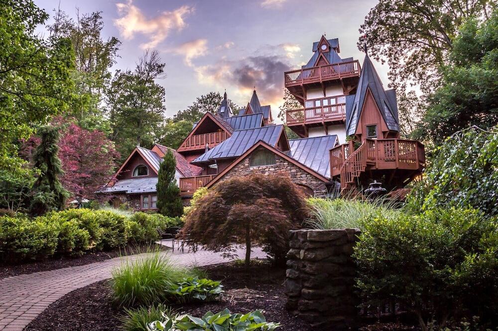 Picture of Landoll's Mohican Castle