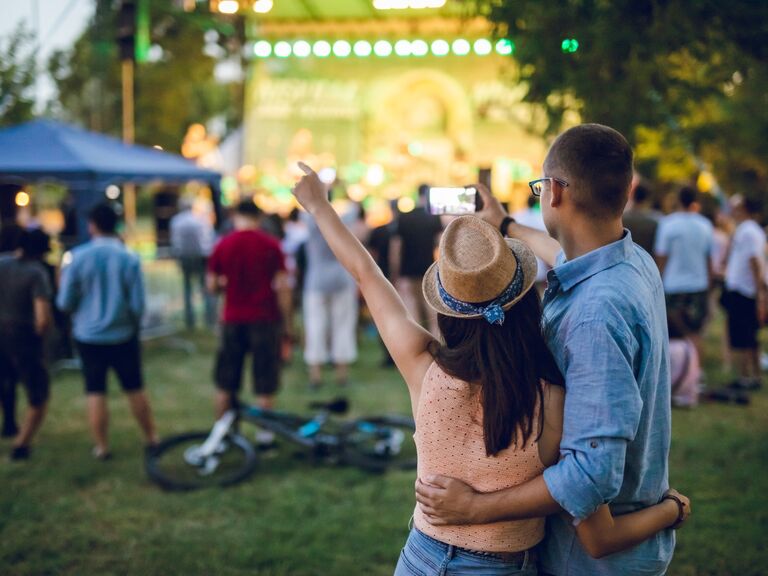 Couple at an outdoor concert StubHub gift card last-minute anniversary gift