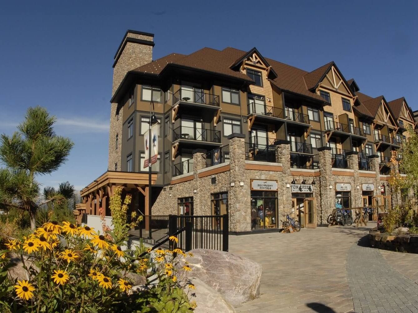 Picture of Glacier Mountaineer Lodge