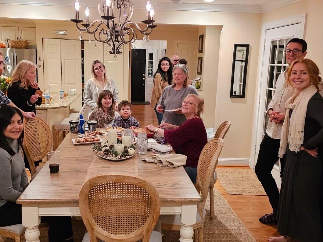 Antoine made his first trip back to DC where he met Kate's entire family for Thanksgiving with the Mooneys and the Fishers ! - Le premier voyage d’Antoine à Washington D.C., où il a rencontré toute la famille de Kate pour Thanksgiving.