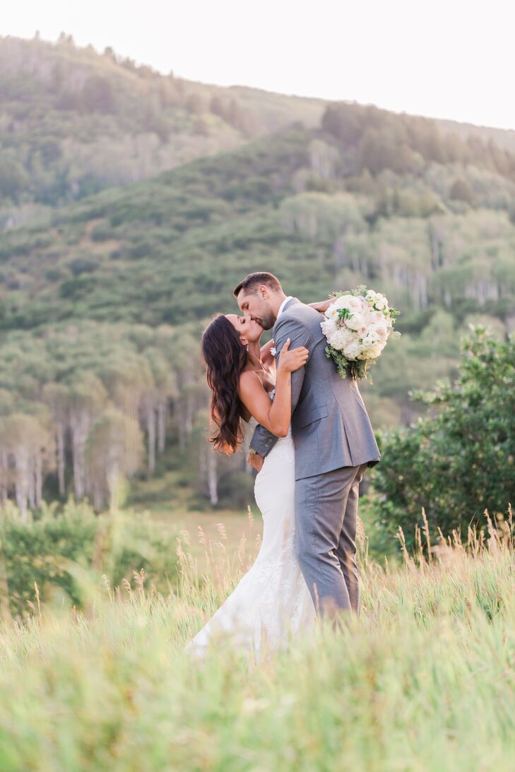 With a palette of ivory, blush and champagne, Kari Klinkenborg (31 and a commercial actress and food blogger) and Ryan Anderson (29 and an NBA basketb