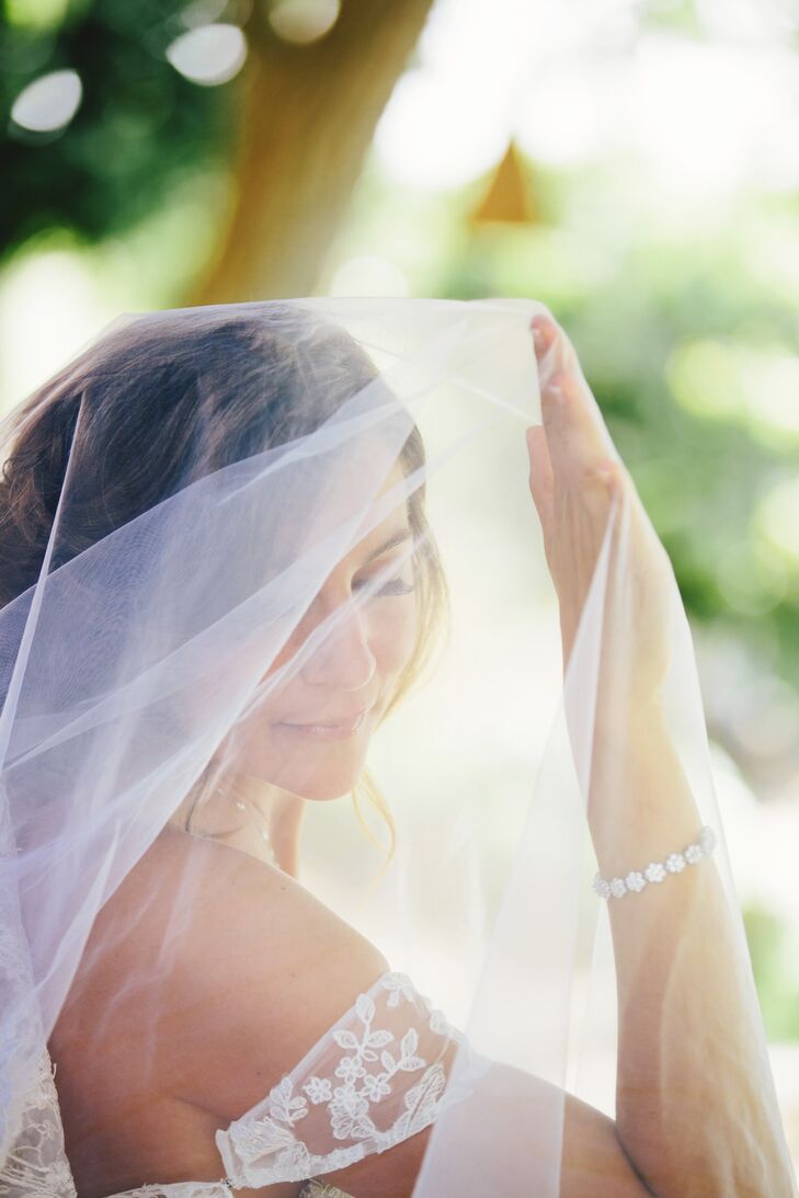 Anna Under Ivory Tulle Veil