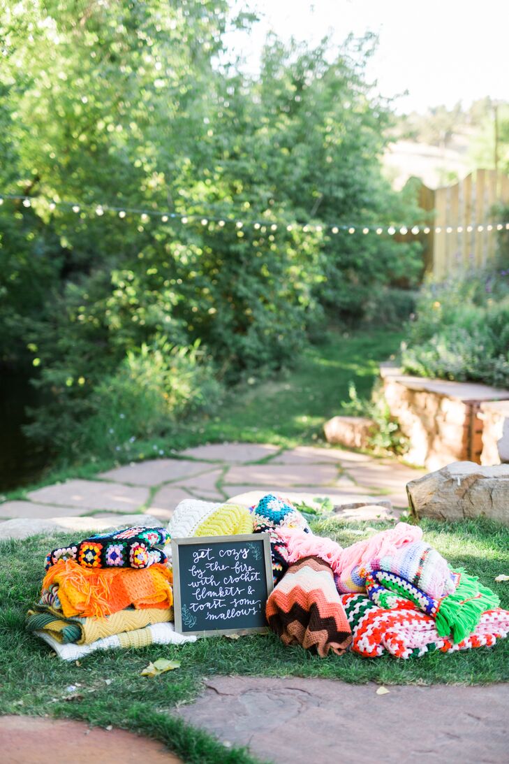 A handwritten chalkboard sign invited guests to stay "cozy" and grab a blanket if the temperature dipped after sundown.