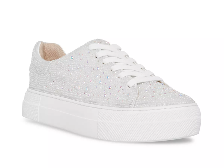 Lace-up sneaker with beautiful pearl details