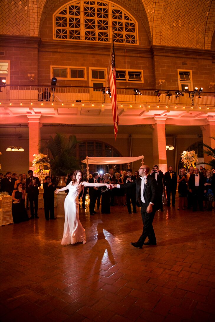 For their first dance, Lauren and David wanted a song that was both upbeat and unexpected. They pair chose Amos Lee’s “Sweet Pea,” which included a line that rang true to their relationship. The lyrics, “You’re the only reason I keep on coming home,” eluded to the couple’s long-distance relationship while David lived across the globe and traveled back to be with Lauren.