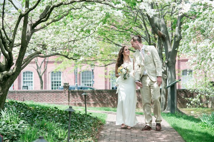 Angie Caro (35 and a HR director) and Chris Walker (32 and a global procurement manager) wanted their wedding to be light and romantic, which they fel