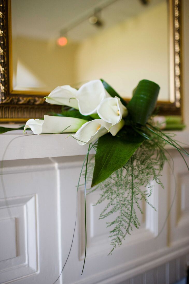 Jen loved the look of calla lilies and made the bridal bouquet and all the bridesmaid bouquets just that. Beautiful white calla lilies and green leaves embodied an elegant look, tied together with a gold ribbon wrap.