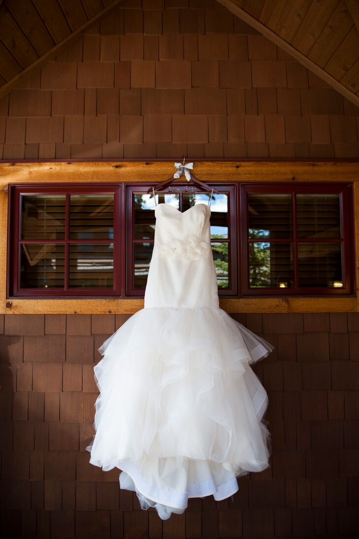 Jessica wore an Alvena Valenta trumpet wedding dress from Anna Be. She loved the layered ruffled bottom and flower detailing at the waist.