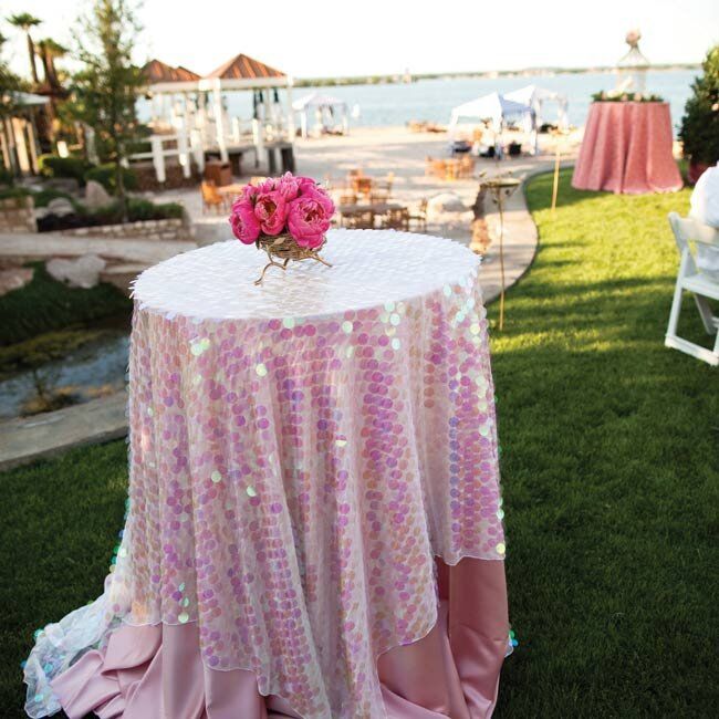 Shimmering tablecloths and hot-pink centerpieces gave the cocktail hour a lively, party-like atmosphere.