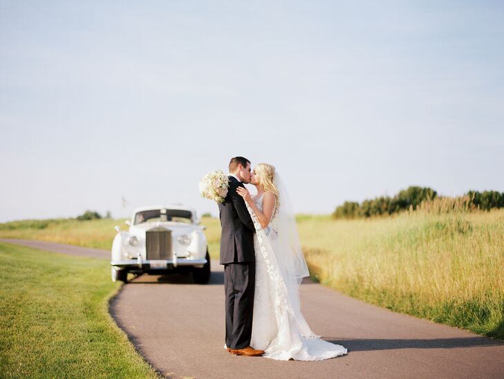 Simplicity was key for Julie Collins (25 and a fitness instructor) and Will Farrell (27 and a reliability engineer), who planned a classic affair usin