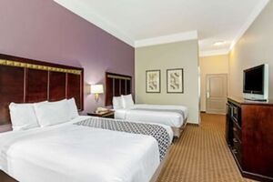 Picture of La Quinta Inn & Suites by Wyndham Cleburne