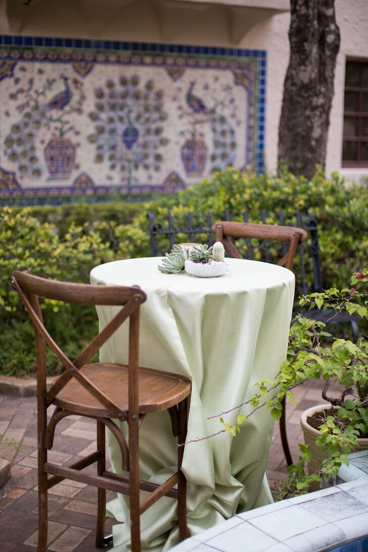 During cocktail hour, guests mingled while enjoying margaritas, art and mariachi music.