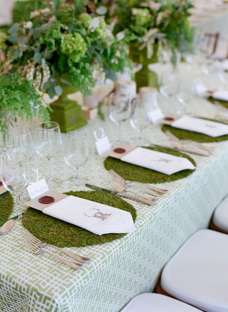 Live moss place mats and moss-covered planters balanced the rustic and elegant elements.
