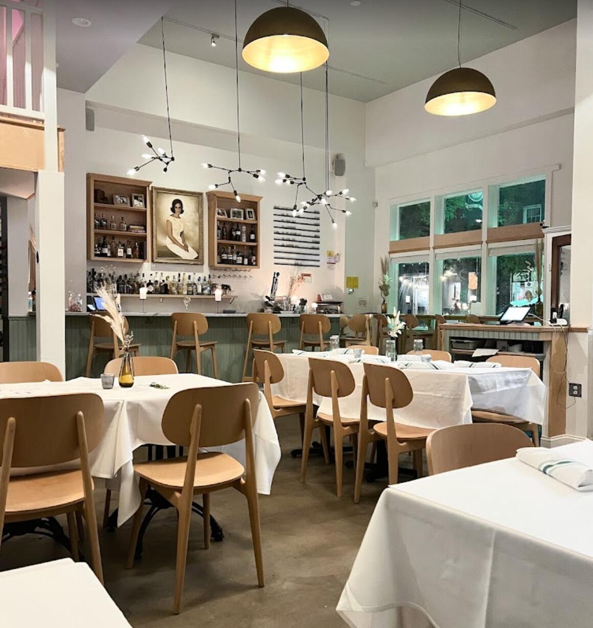 Picture of Ellen's on Front