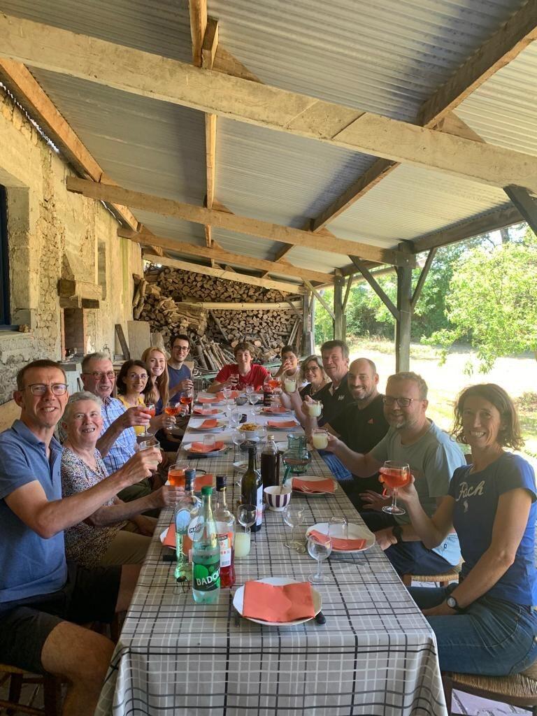 Kate met the Volards in Legé for the annual bbq and tried her first "jambon & mogette" (pork & white beans). As one of the only in-laws to like it, she earned major cookie points from Antoine's grandmas.     - 

Kate a participé à son premier barbecue estival à Legé  où elle a  rencontré les Volard, et goûté le "jambon-mogette" vendéen traditionnel. Seule pièce rapportée à apprécié ce plat, elle a tout de suite plu aux grands-mères d'Antoine.