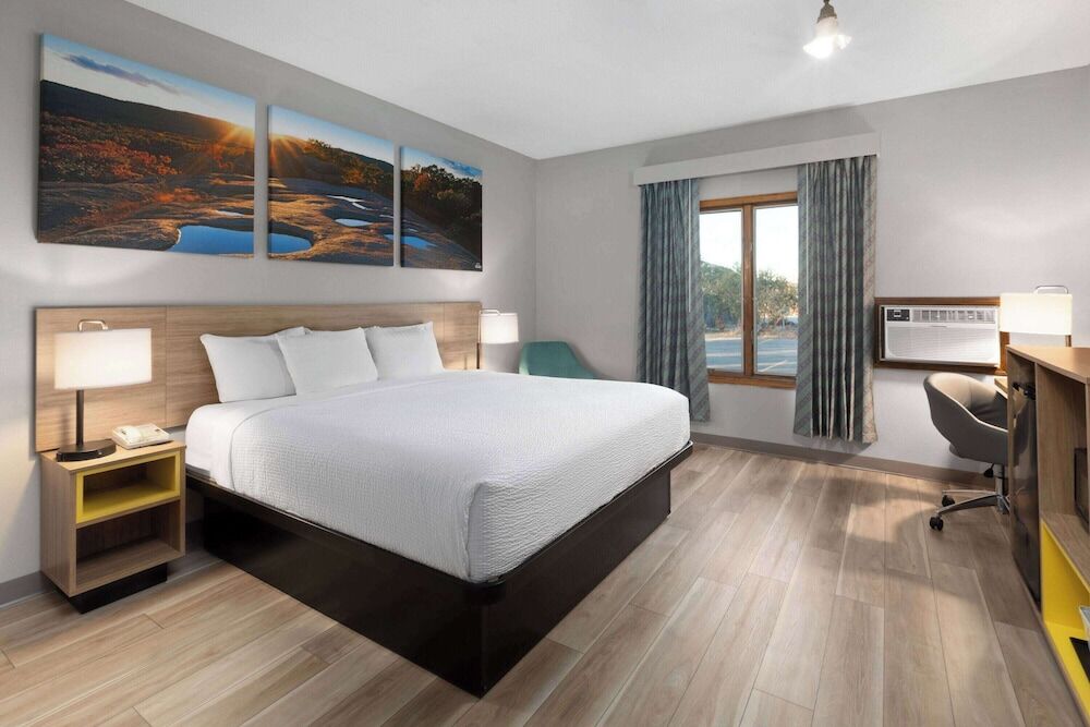 Picture of Days Inn by Wyndham Hutchinson
