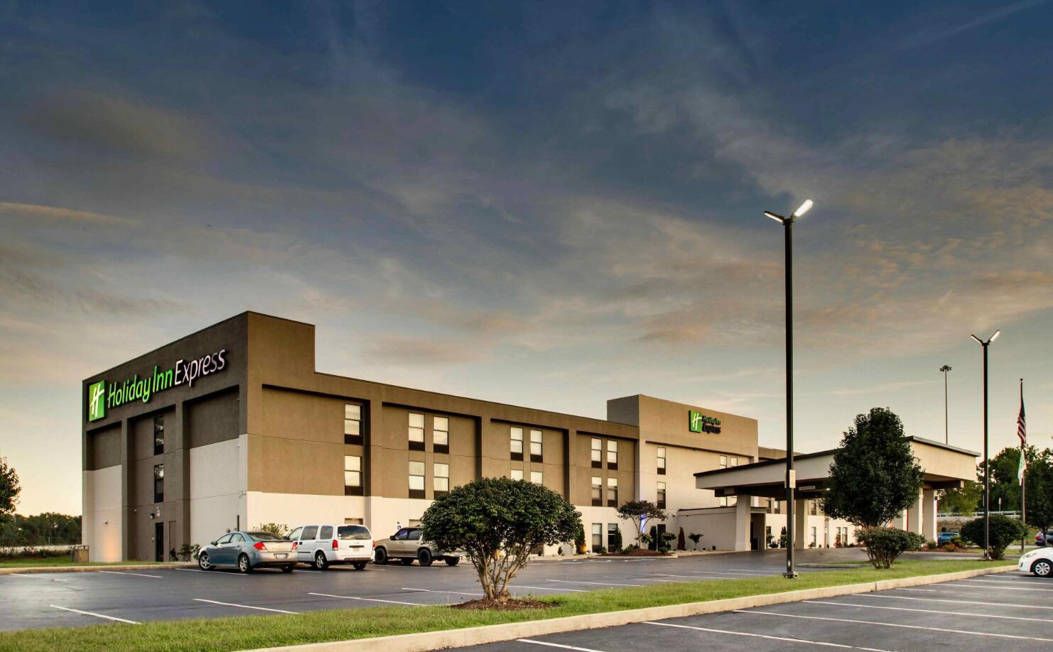 Picture of Holiday Inn Express - 25 Minutes Northeast Of Venue 