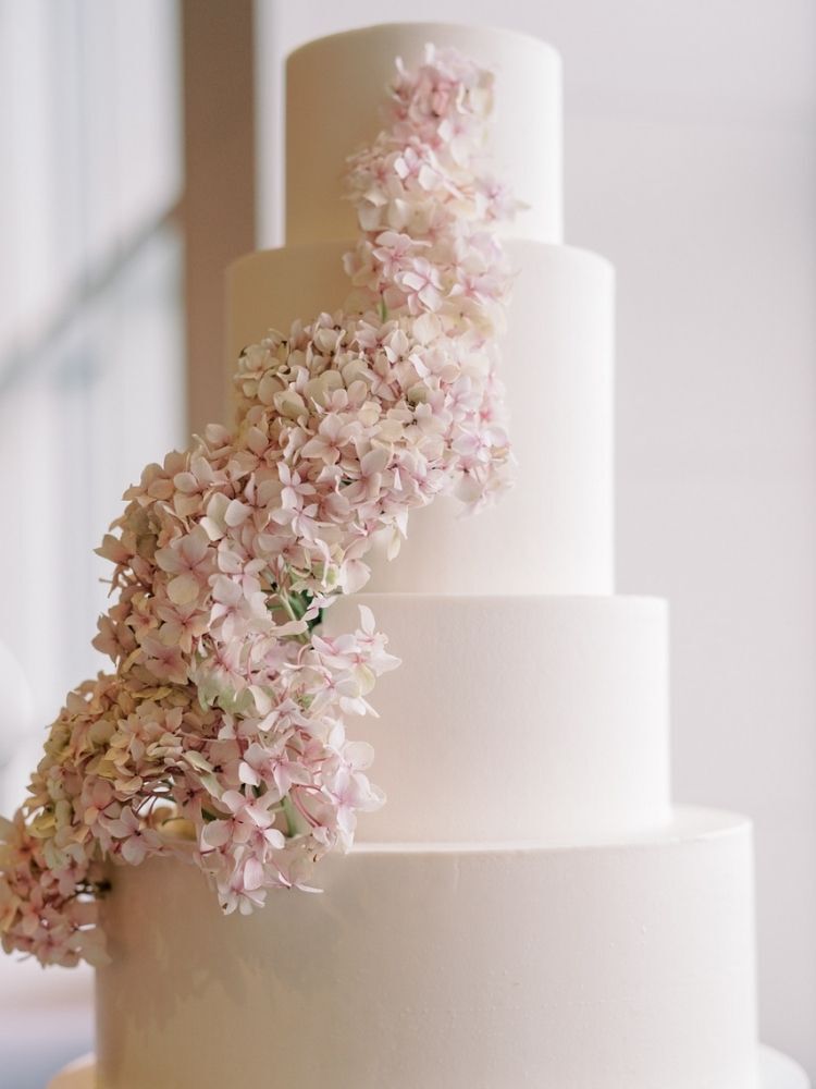 spring wedding cake with hydrangeas