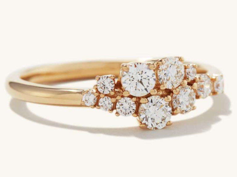 Cluster diamonds of varying sizes on thin gold band