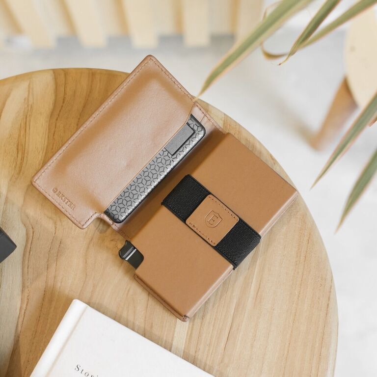 Ekster smart wallet gift idea for husband. 