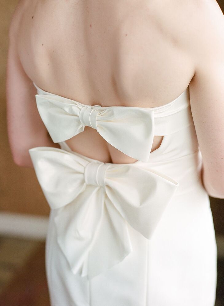 Romantic Form-Fitting Wedding Dress with Back Bows