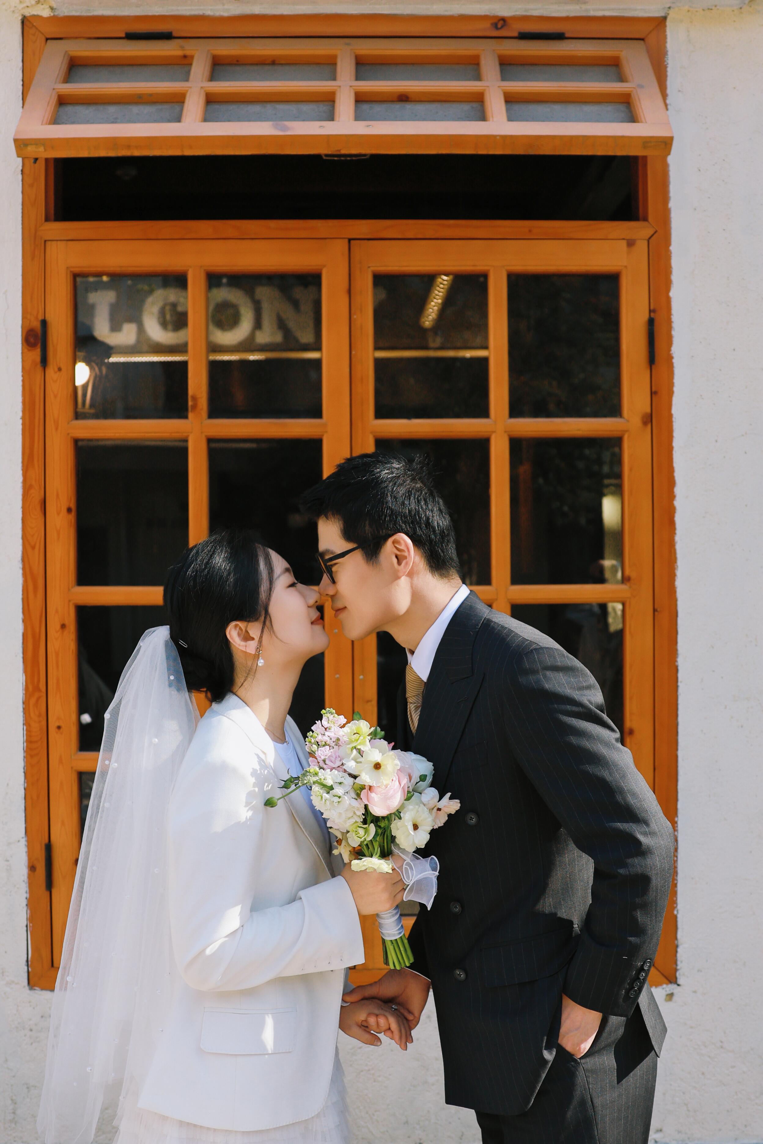 在上海，在好朋友们的见证下，我们正式成为了一家人。

Surrounded by some of our closest friends in Shanghai, we made it official.