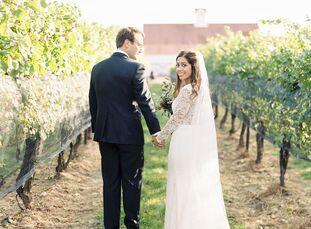 Drawing on both the vineyard setting and fall for inspiration, Lindsey and David planned the ultimate seasonal celebration. “I wanted our flowers and 